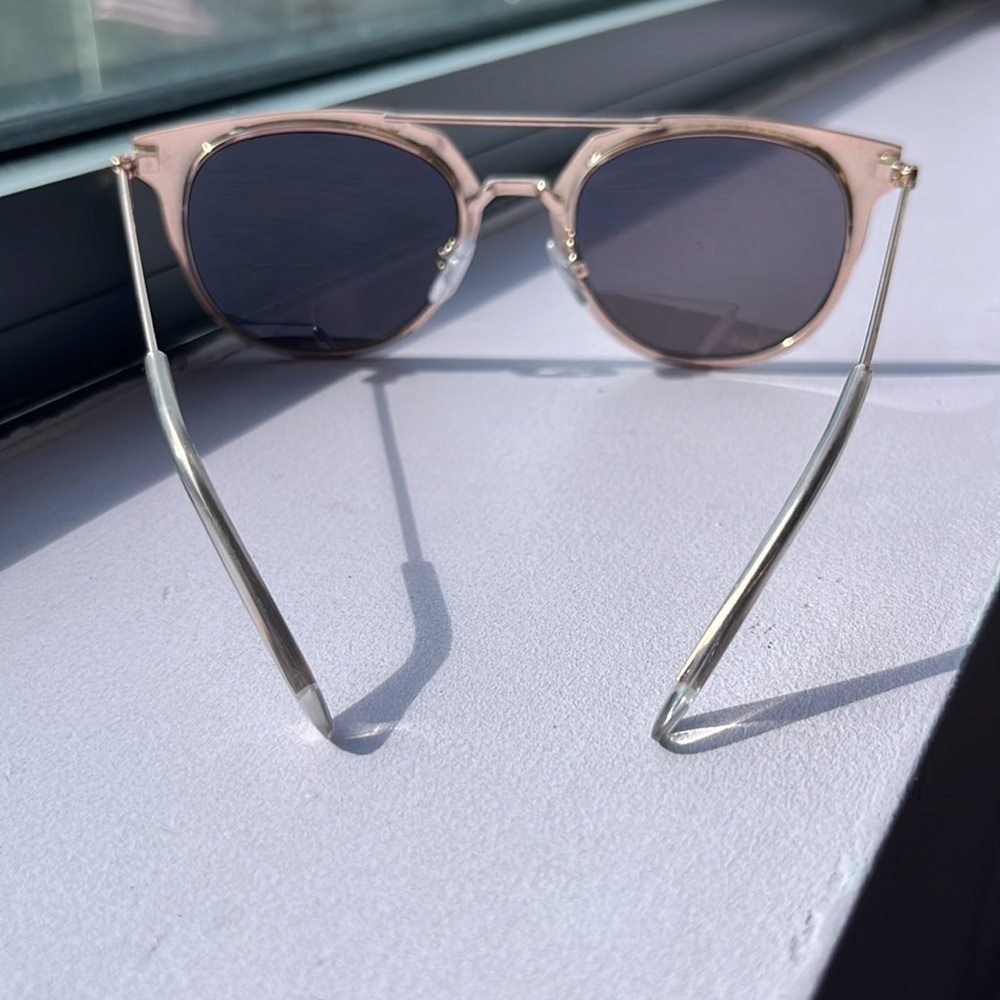 Reflective sunglasses. - Picture 2 of 3